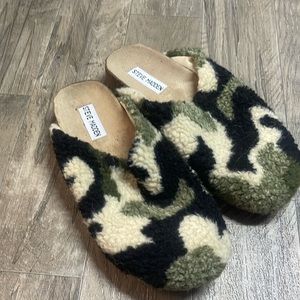 Steve Madden slip on Camo furry slides with a pair of Pink reef flip flops
